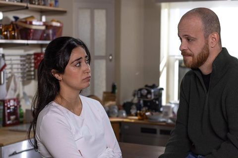 "Unter uns": Tobias (r.) und Esma sind ernüchtert, als ihre Gruppenkostümidee komplett nach hinten losgeht.