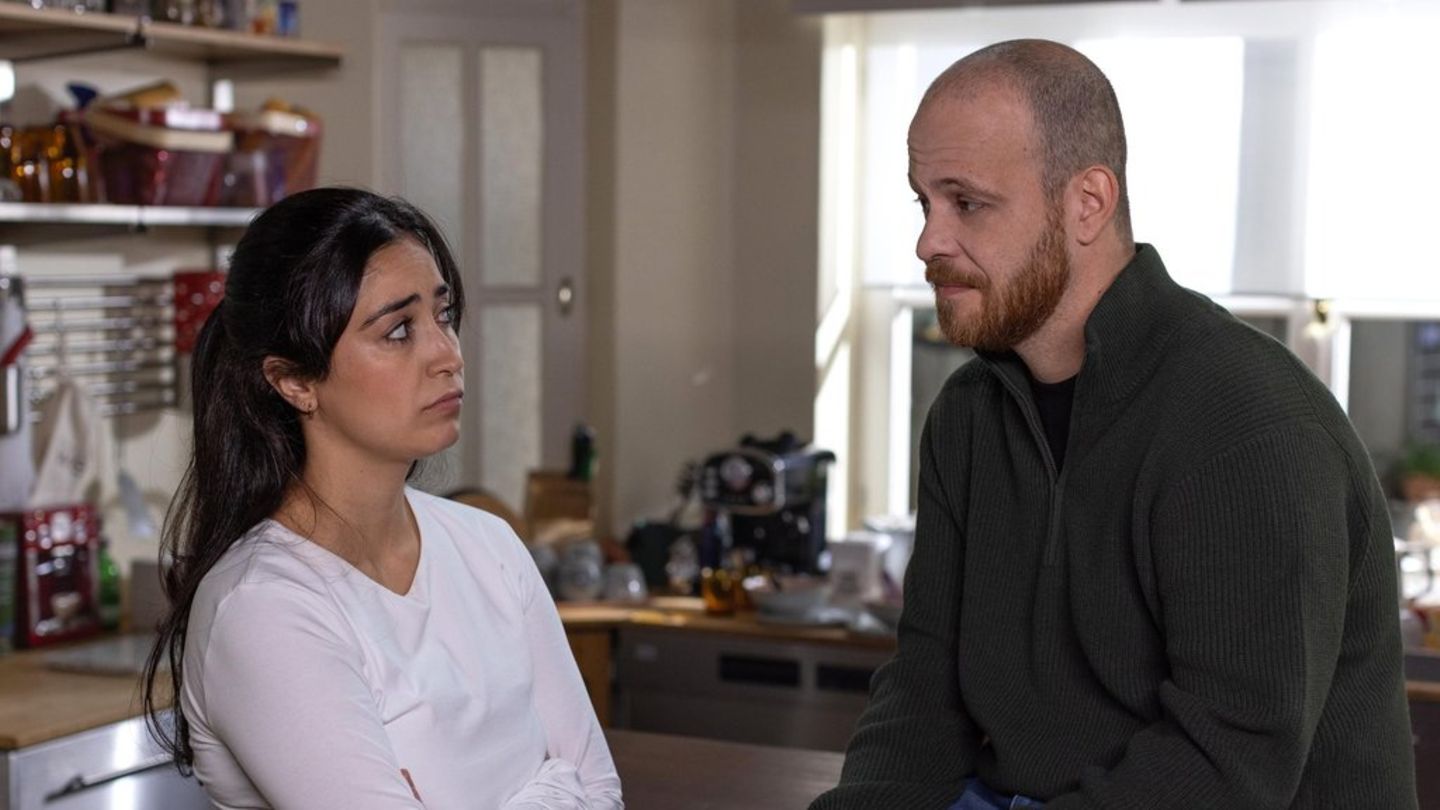 "Unter uns": Tobias (r.) und Esma sind ernüchtert, als ihre Gruppenkostümidee komplett nach hinten losgeht.