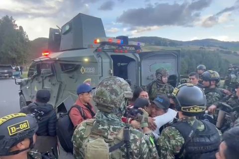 Aida Quilcué umarmt nach ihrer Flucht Menschen