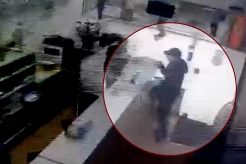 Vermisste Laura kauft ein Flugticket