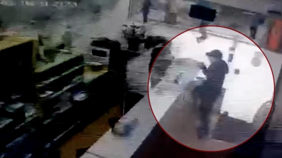 Vermisste Laura kauft ein Flugticket