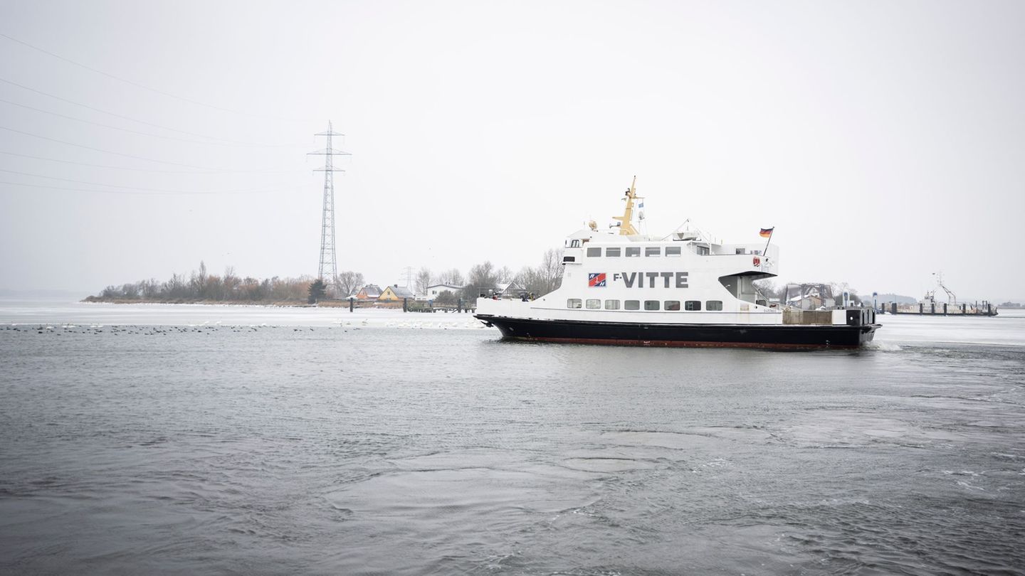 Die "Vitte" wieder im Fähreinsatz von und nach Hiddensee. Foto: Philip Dulian/dpa
