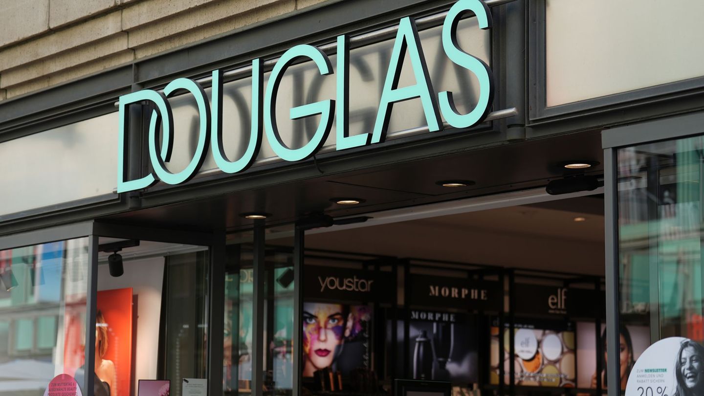 Die Parfümeriekette Douglas hat in Deutschland etwa 340 Filialen. Foto: Marcus Brandt/dpa