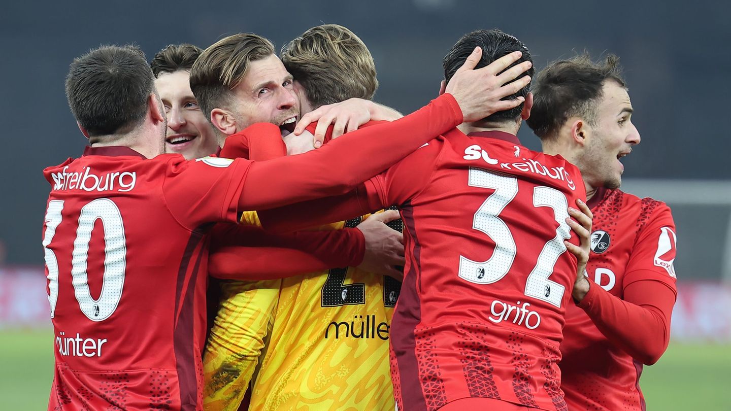 Der SC Freiburg träumt vom ersten Pokalsieg seiner Vereinsgeschichte. Foto: Andreas Gora/dpa