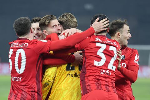Der SC Freiburg träumt vom ersten Pokalsieg seiner Vereinsgeschichte. Foto: Andreas Gora/dpa
