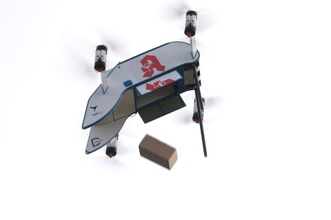 Die Drohne wirft aus zehn Metern Höhe Pakete ab, in denen die Medikamente sind. Foto: Sebastian Willnow/dpa