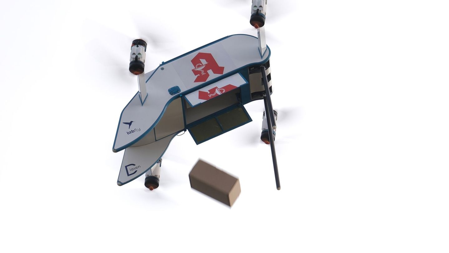 Die Drohne wirft aus zehn Metern Höhe Pakete ab, in denen die Medikamente sind. Foto: Sebastian Willnow/dpa