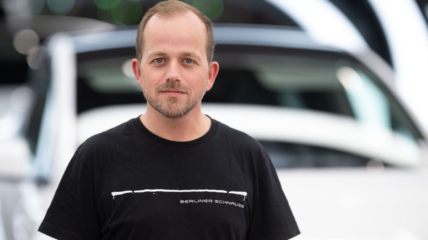 Tesla-Werksleiter André Thierig hat bei einer Betriebsratssitzung die Polizei verständigt (Archivbild). Foto: Sebastian Gollnow/