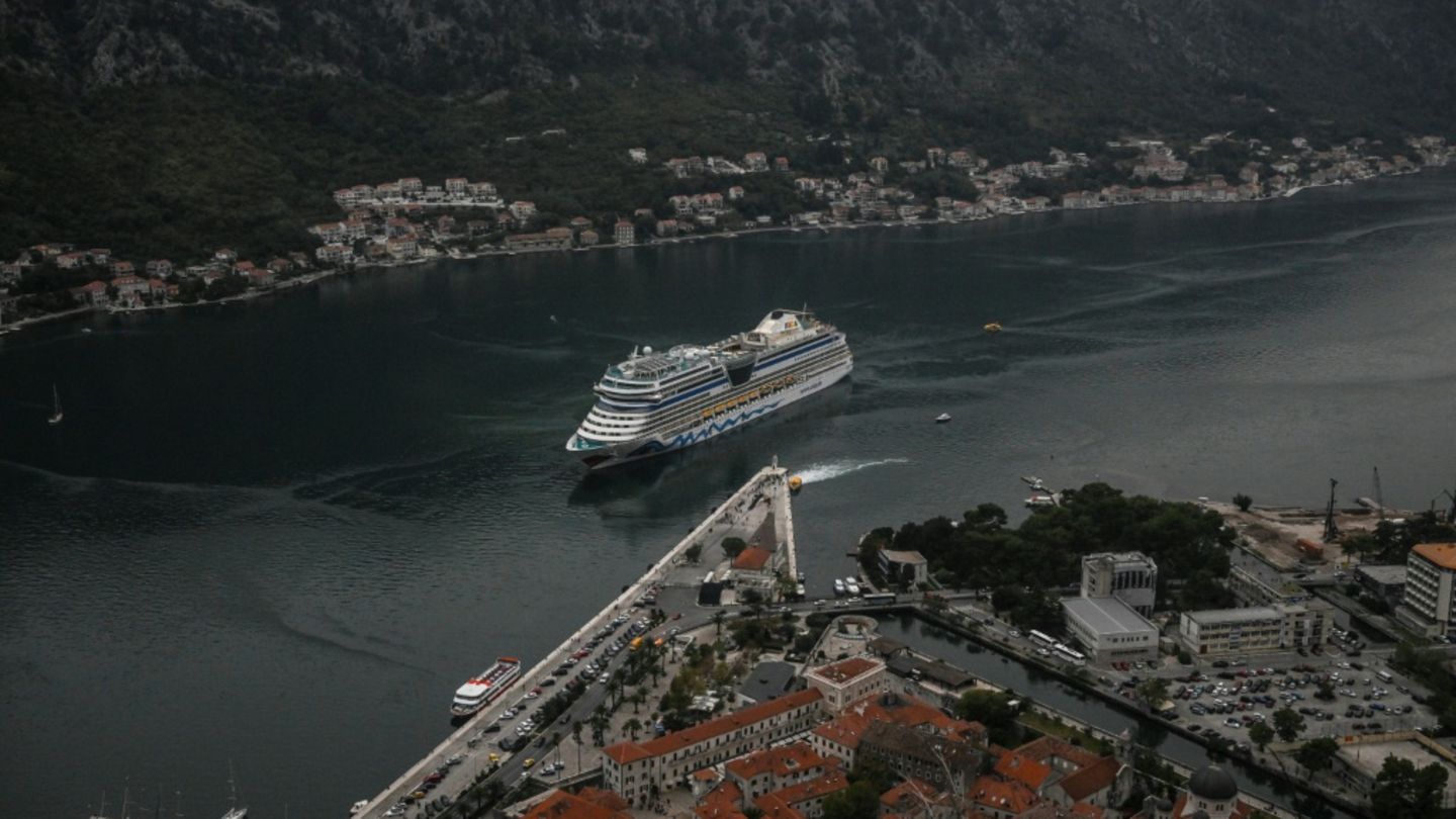 Kreuzfahrtschiff auf einer Reise