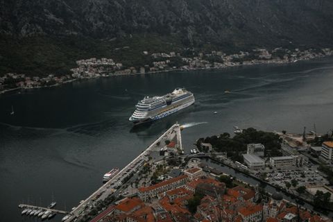 Kreuzfahrtschiff auf einer Reise