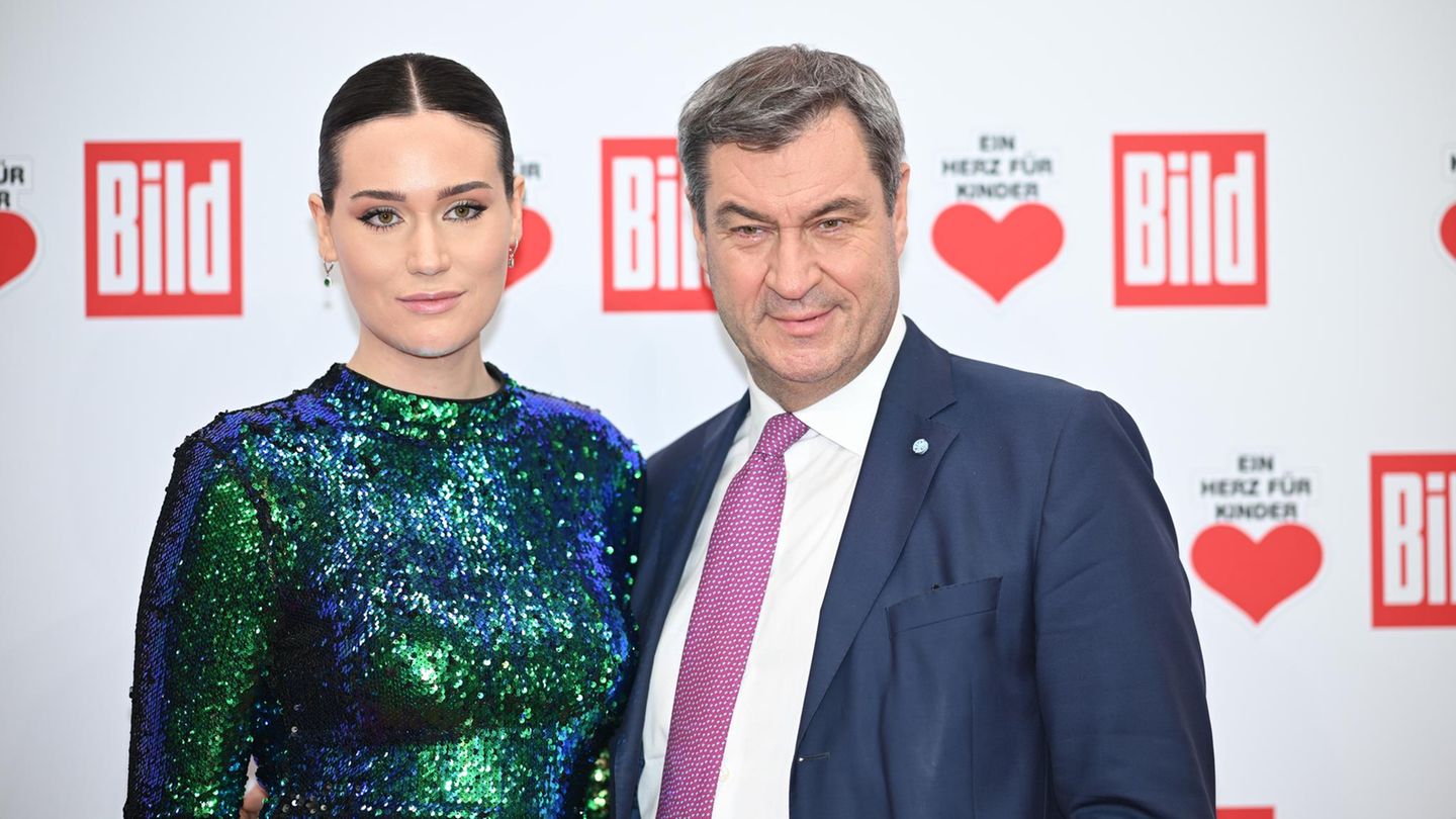 Gloria-Sophie Burkandt mit ihren Vater Markus Söder bei der der TV-Spendengala "Ein Herz für Kinder"