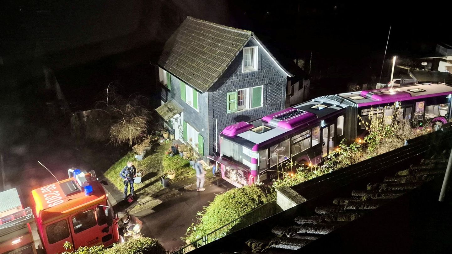 Der Bus war als Schienenersatzverkehr in Solingen unterwegs. Foto: Tim Oelbermann/dpa