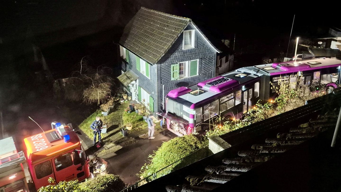 Der Bus war als Schienenersatzverkehr unterwegs. Foto: Tim Oelbermann/dpa