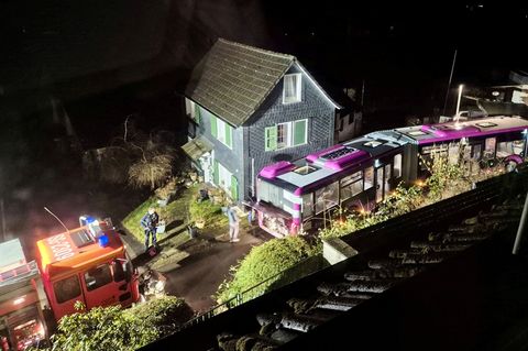 Der Bus war als Schienenersatzverkehr in Solingen unterwegs. Foto: Tim Oelbermann/dpa