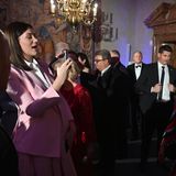 Gloria-Sophie Burkandt fotografiert ihren Vater Markus Söder beim Neujahrsempfang in der Münchner Residenz