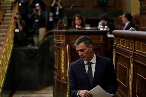 Spaniens Regierungschef Pedro Sánchez vor dem Parlament