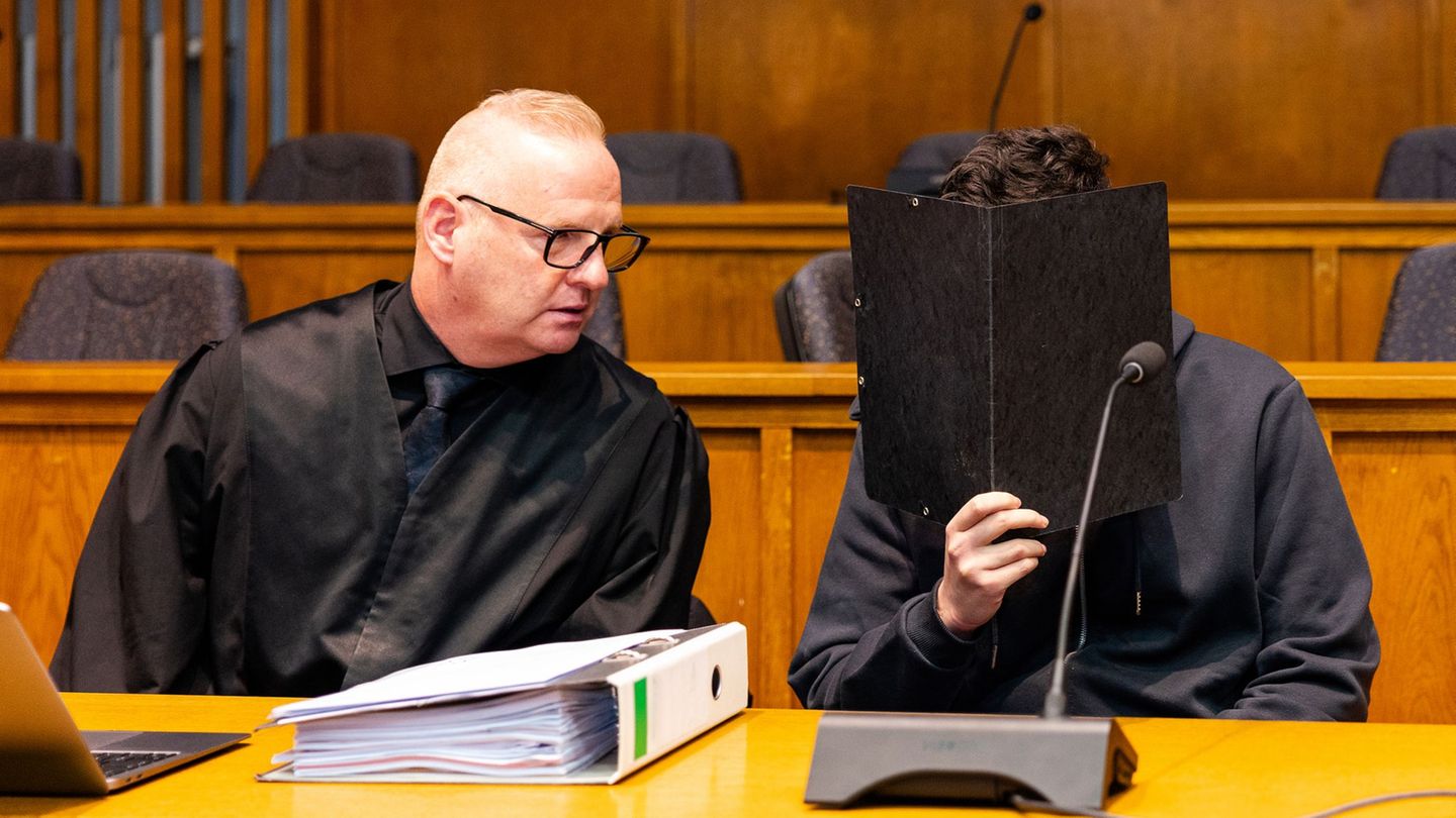 Der wegen Mordes angeklagte junge Mann sitzt neben seinem Verteidiger Michael Rehberger im Landgericht Saarbrücken. Foto: Laszlo