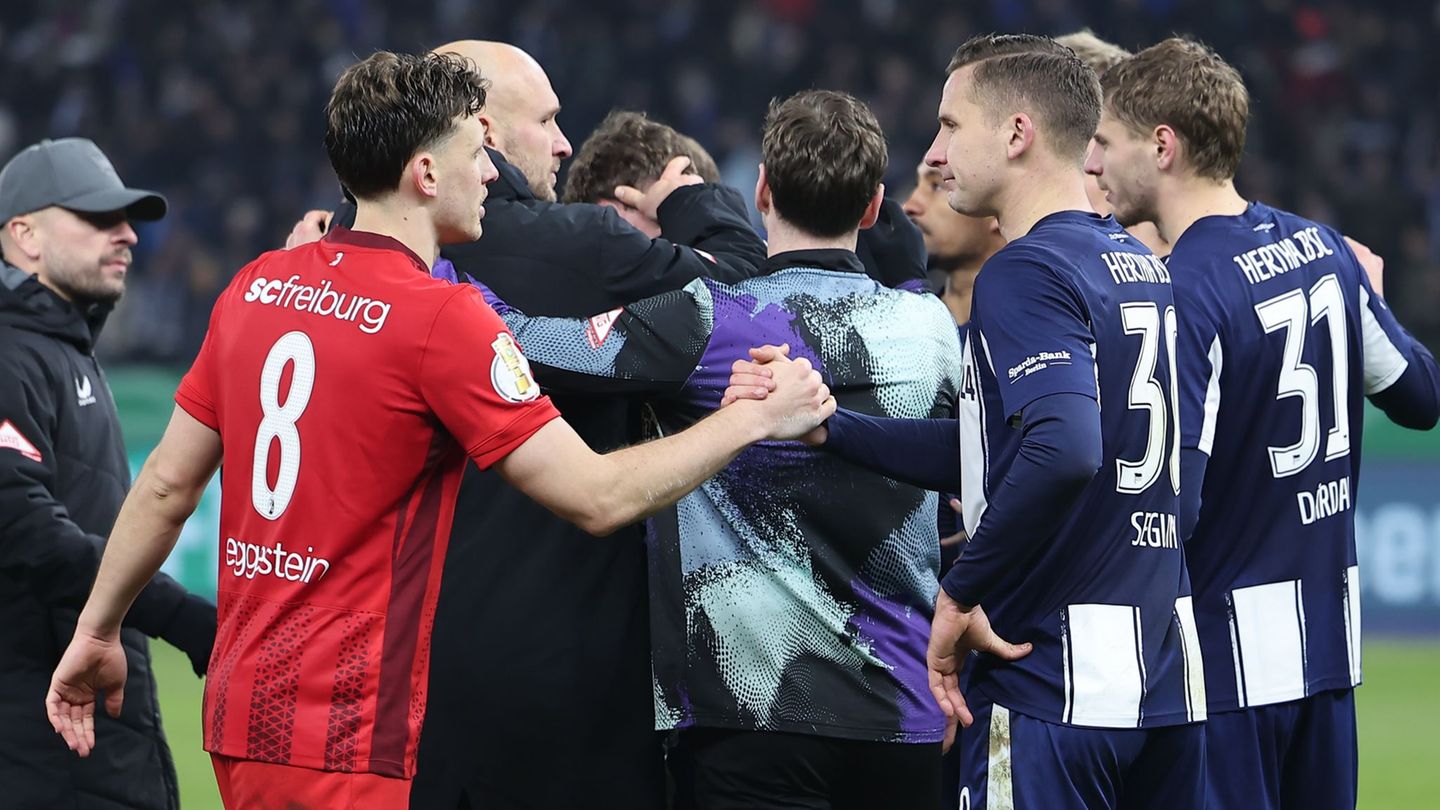 Nach seinem vergebenen Elfmeter wird Pascal Klemens von seinen Mitspielern getröstet. Foto: Andreas Gora/dpa
