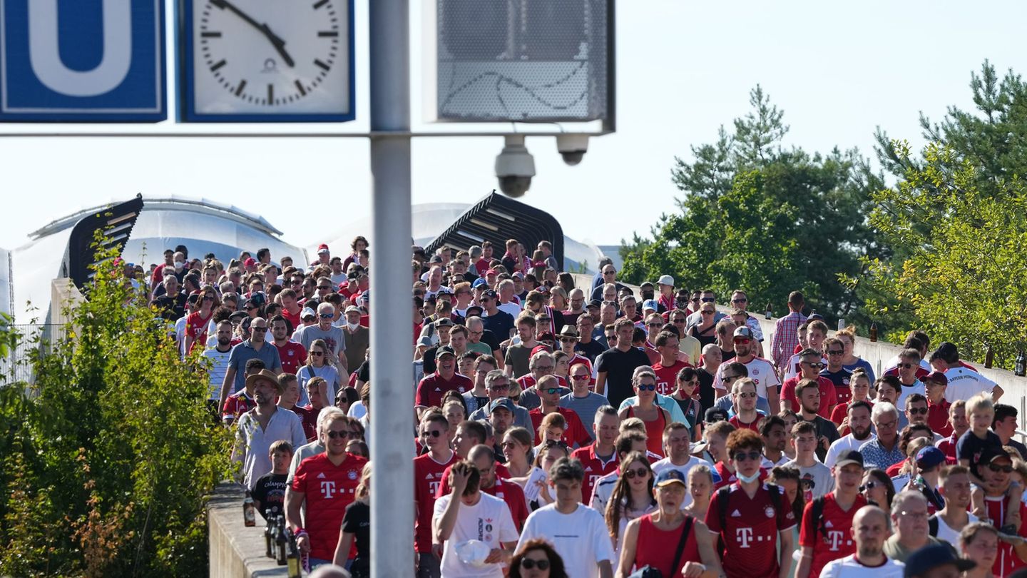 Weil der Nahverkehr stark eingeschränkt ist, sollten die Fans für den Weg zum Münchener Stadion mehr Zeit einplanen. (Archivbild