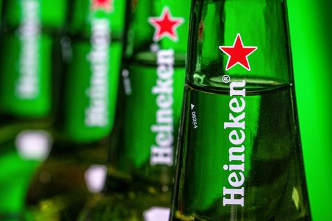 Heineken will nach eigenen Angaben jährlich 400 bis 500 Millionen Euro sparen. Foto: J. David Ake/AP