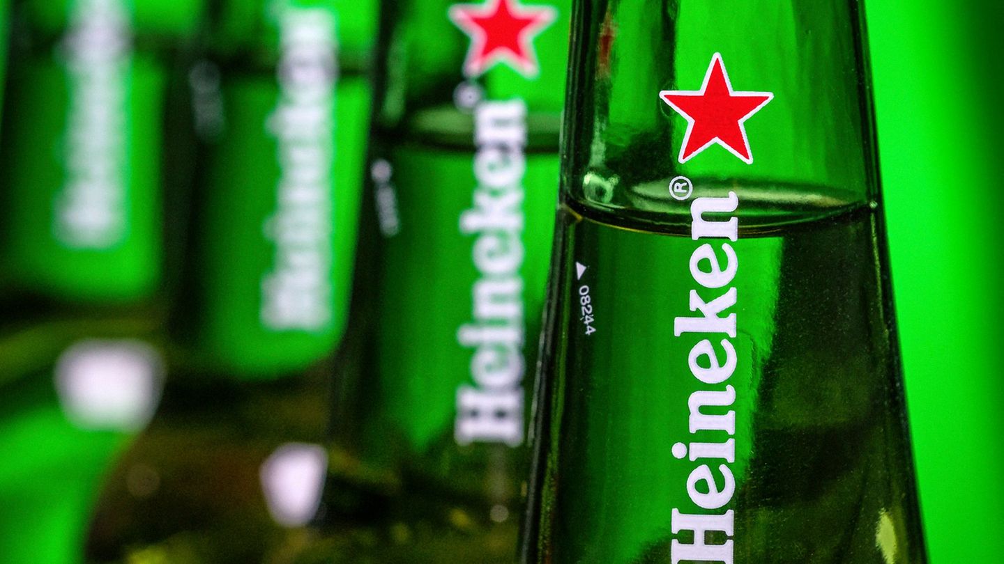 Heineken will nach eigenen Angaben jährlich 400 bis 500 Millionen Euro sparen. Foto: J. David Ake/AP