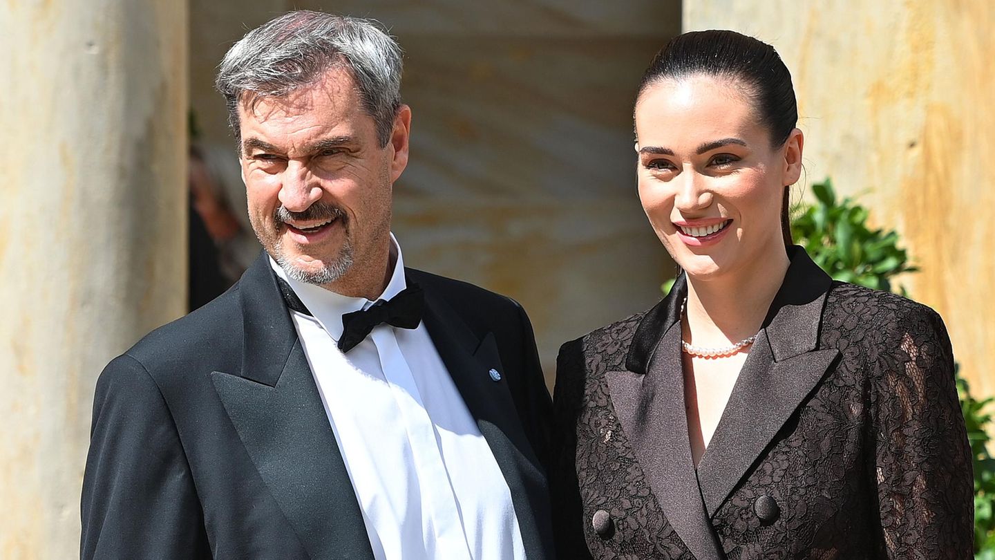 Markus Söder und Gloria Burkandt bei der Eröffnung der Bayreuther Richard Wagner Festspiele 2025