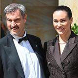 Markus Söder und Gloria Burkandt bei der Eröffnung der Bayreuther Richard Wagner Festspiele 2025