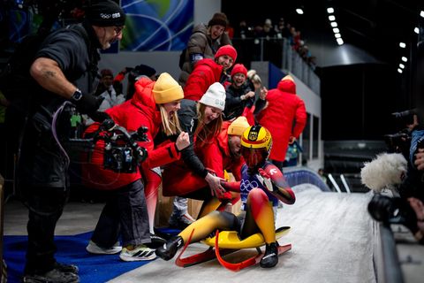 Jubel beim deutschen Team: Im Einsitzer rodelt Julia Taubitz zum Sieg