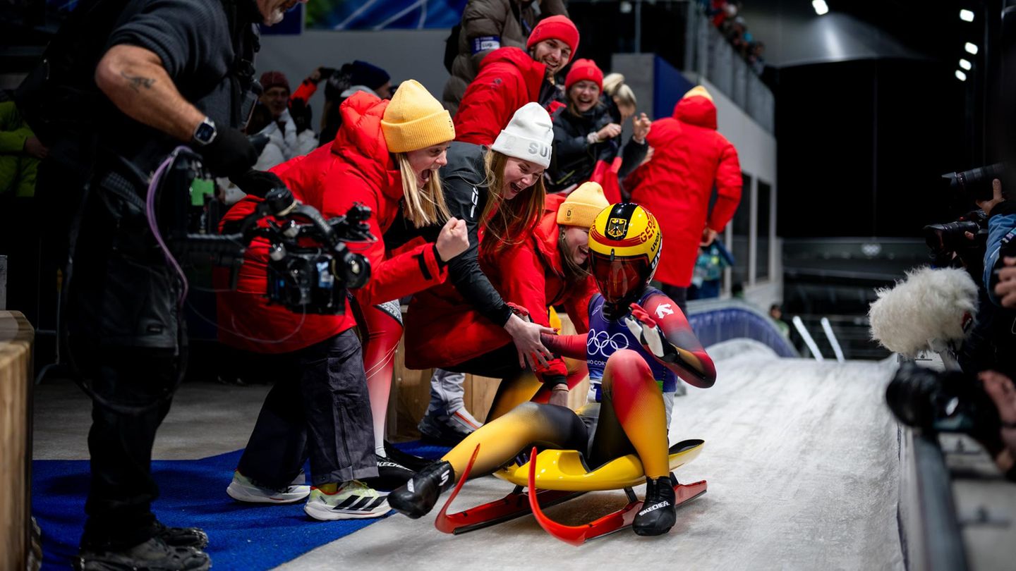 Jubel beim deutschen Team: Im Einsitzer rodelt Julia Taubitz zum Sieg