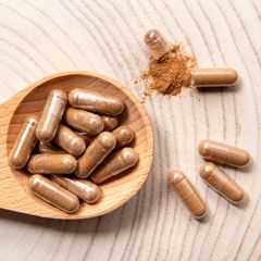 Withania somnifera, bekannt als Ashwagandha, in Kapselform