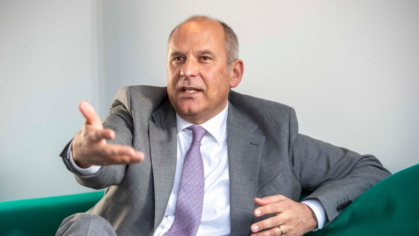 Innenminister Roman Poseck (CDU) hat sich einer geplanten Operation an der Wirbelsäule unterzogen. Er hat die Operation nach Ang