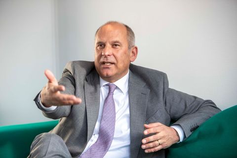 Innenminister Roman Poseck (CDU) hat sich einer geplanten Operation an der Wirbelsäule unterzogen. Er hat die Operation nach Ang