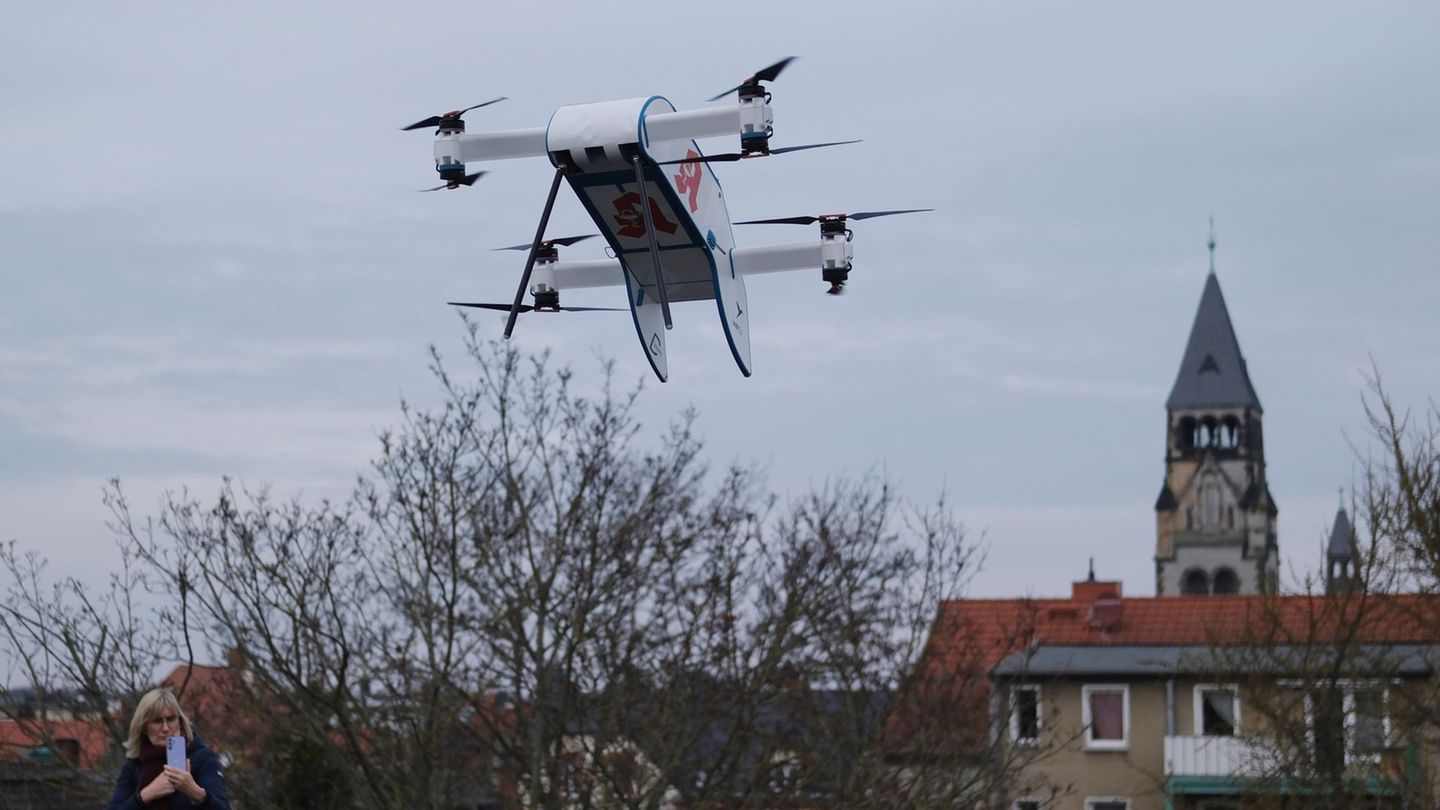 Die Drohne wird von Berlin aus gesteuert. Foto: Sebastian Willnow/dpa