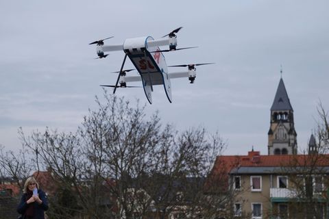 Die Drohne wird von Berlin aus gesteuert. Foto: Sebastian Willnow/dpa