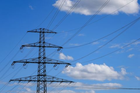 Wenn zu viel Strom aus Sonne und Wind das Netz zu überlasten droht, müssen Netzbetreiber eingreifen. (Symbolbild) Foto: Jan Woit