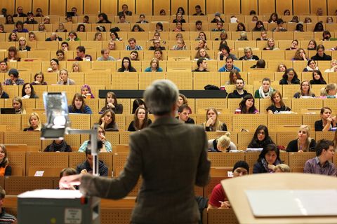 Der Frauenanteil bei Professuren in NRW ist leicht gestiegen. (Symbolbild) Foto: Fabian Stratenschulte/dpa