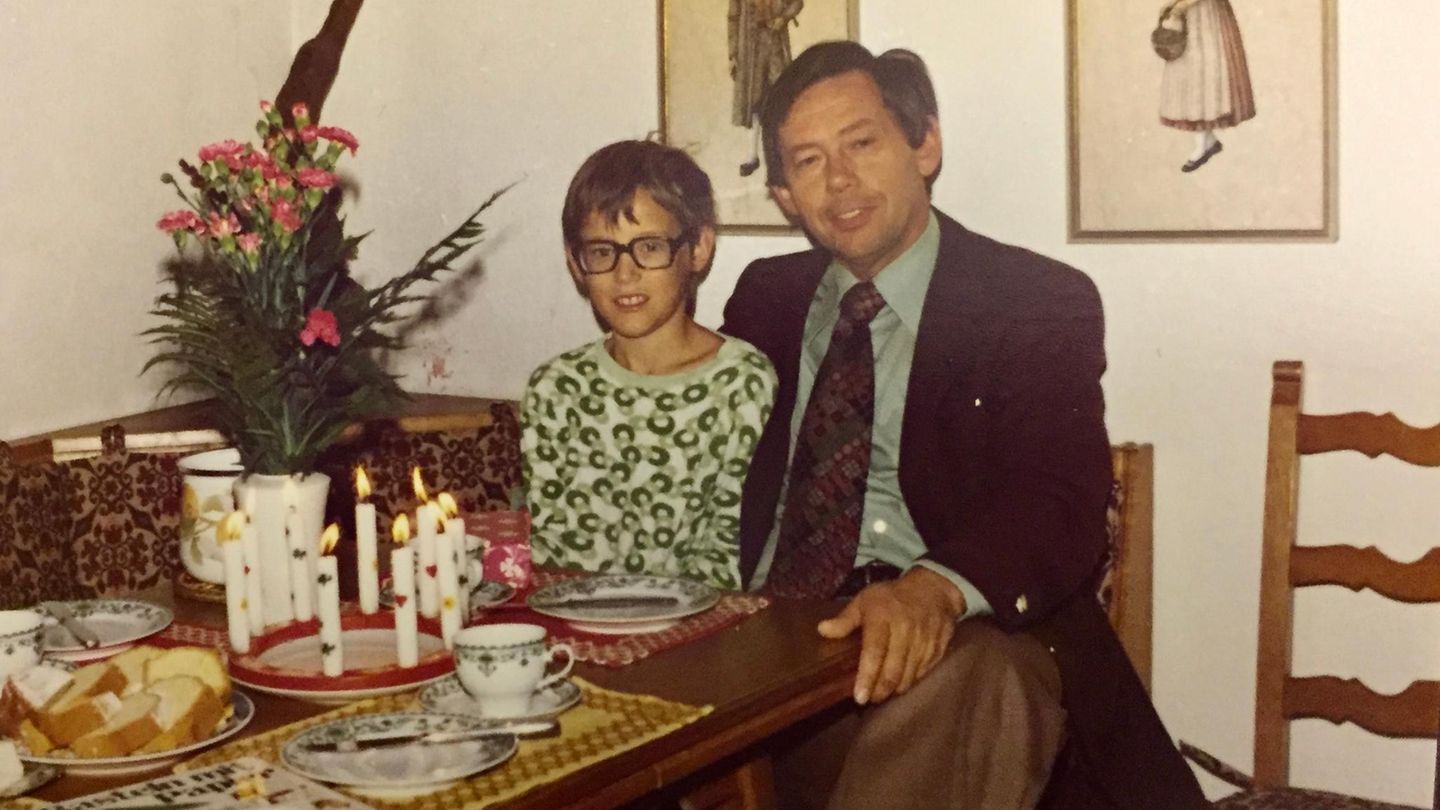 Fotograf Jörg Egerer im Elternhaus mit seinem Vater