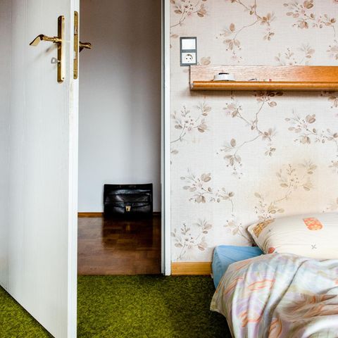 Thema Elternhaus: Ein Bett in einer Wohnung von Verstorbenen