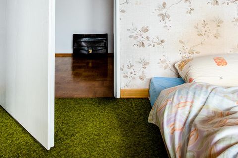 Thema Elternhaus: Ein Bett in einer Wohnung von Verstorbenen
