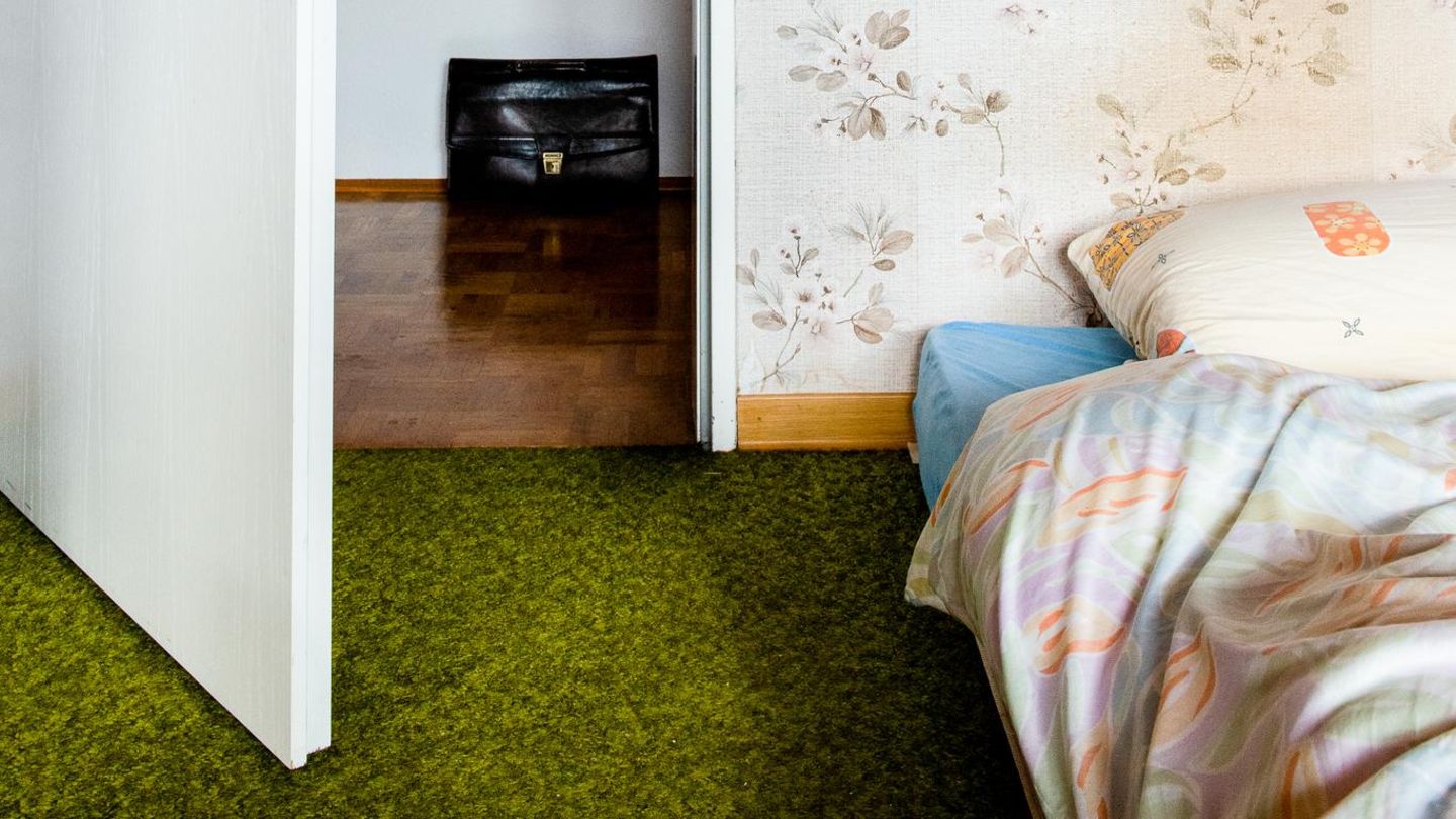 Thema Elternhaus: Ein Bett in einer Wohnung von Verstorbenen