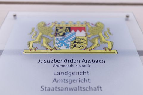 Der Mann versteckte Handys in einem Toilettenraum im Amtsgericht Ansbach