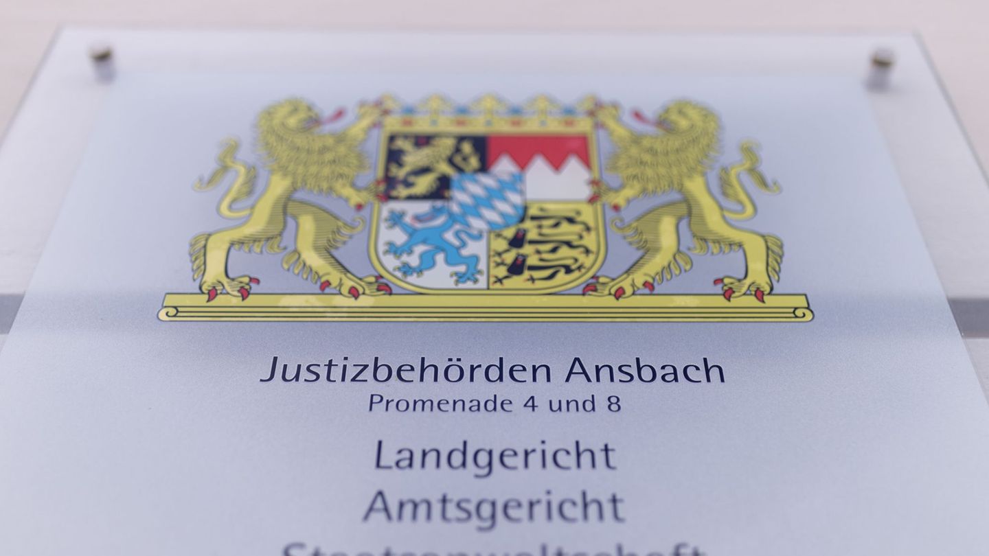 Der Mann versteckte Handys in einem Toilettenraum im Amtsgericht Ansbach