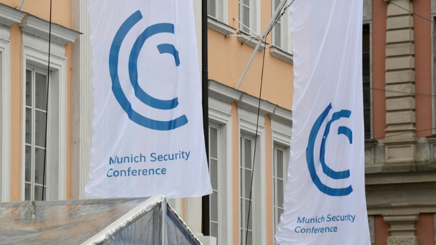 Flaggen vor Bayerischem Hof in München