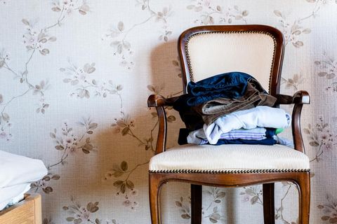 Thema Elternhaus: Stuhl in einer Wohnung eines Verstorbenen