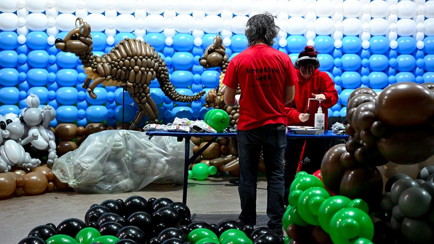 Aus Luftballons mach Dino: Rund 100 Künstler haben für die Ausstellung "Luftballonwelten" Tiere, Pflanzen und Sehenswürdigkeiten