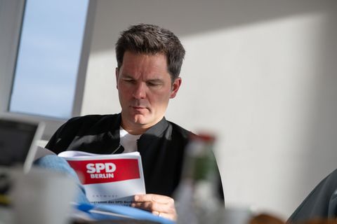 Der Entwurf für das Wahlprogramm der Berliner SPD umfasst 56 Seiten. Foto: Sebastian Christoph Gollnow/dpa