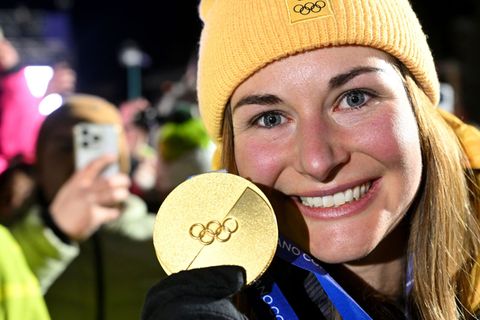 Nach dem Sturz-Drama in Peking kann Julia Taubitz mit Olympia-Gold wieder lachen. Foto: Robert Michael/dpa