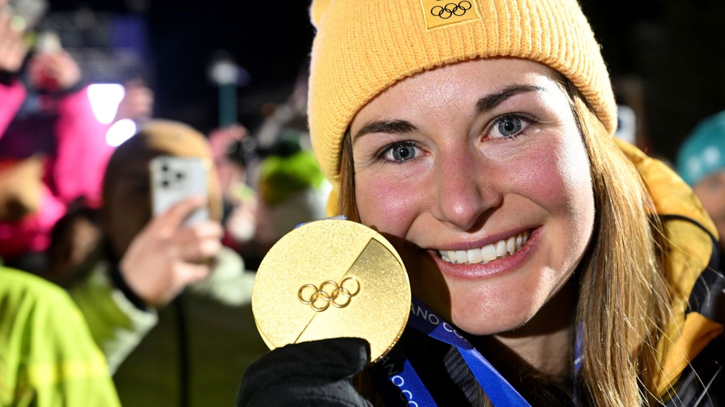 Nach dem Sturz-Drama in Peking kann Julia Taubitz mit Olympia-Gold wieder lachen. Foto: Robert Michael/dpa