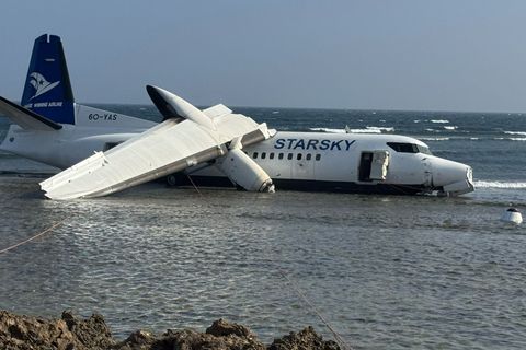 Ein Crash in Somalia endete glimpflich: Das Flugzeug ist stark beschädigt, doch alle Menschen an Bord überlebten. Foto: Mohamed