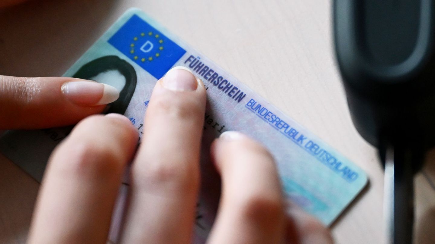 Viele Fahrschülerinnen und Fahrschüler rasselten durch die Führerscheinprüfung. (Archivbild) Foto: Elisa Schu/dpa